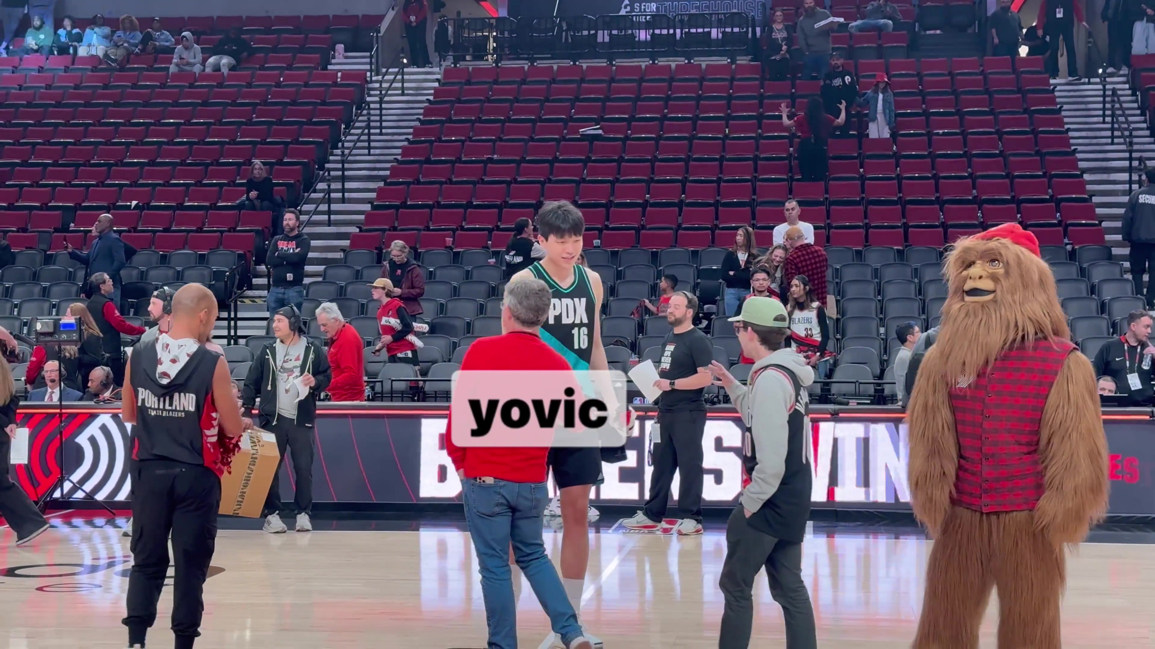 kaiyun-常规赛收官！杨瀚森把球衣送给从1971年就开始支持球队的老球迷